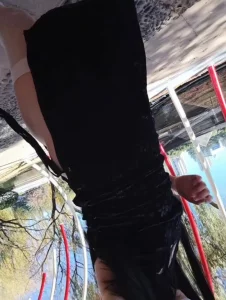 天气放晴了，气温身高了，穿着旗袍丝袜带着肛塞出门了