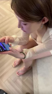 极品护士偷情先给男友发消息说在陪闺蜜逛街 结果在给他戴绿帽